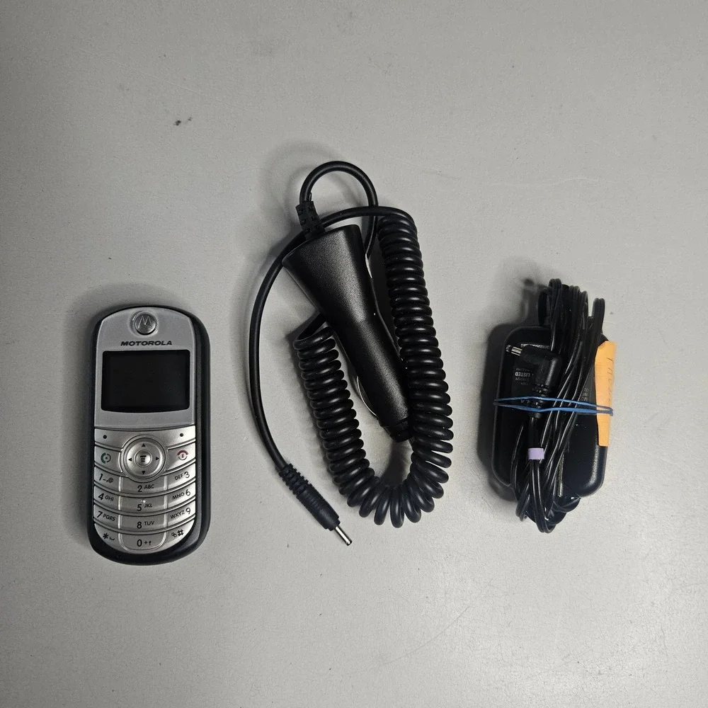 Motorola C139 TracFone Cell Phone Black Silver Bundle AC Car Chargers UNTESTED‎